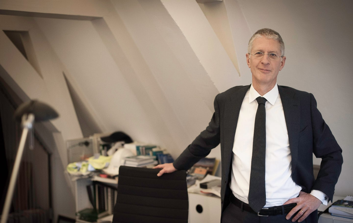 Bouwrecht advocaat Rob Bleeker staat naast zijn bureau.