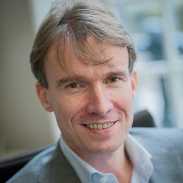 Een portretfoto van bouwrecht advocaat Michiel van Stigt Thans.