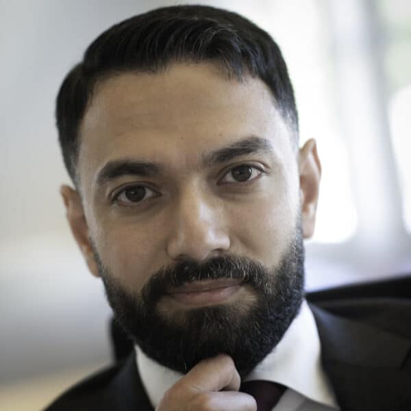Een portretfoto van bouwrecht advocaat Hamza Atas